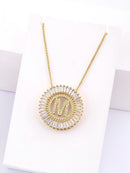 Colar Letras de Zircônia Amuleto Redondo